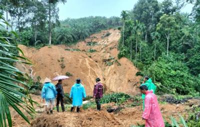 Landslides in Indonesia caused by Cyclone Senyar. (Photo: Indonesian National Board for Disaster Management, Public domain, via Wikimedia Commons.)